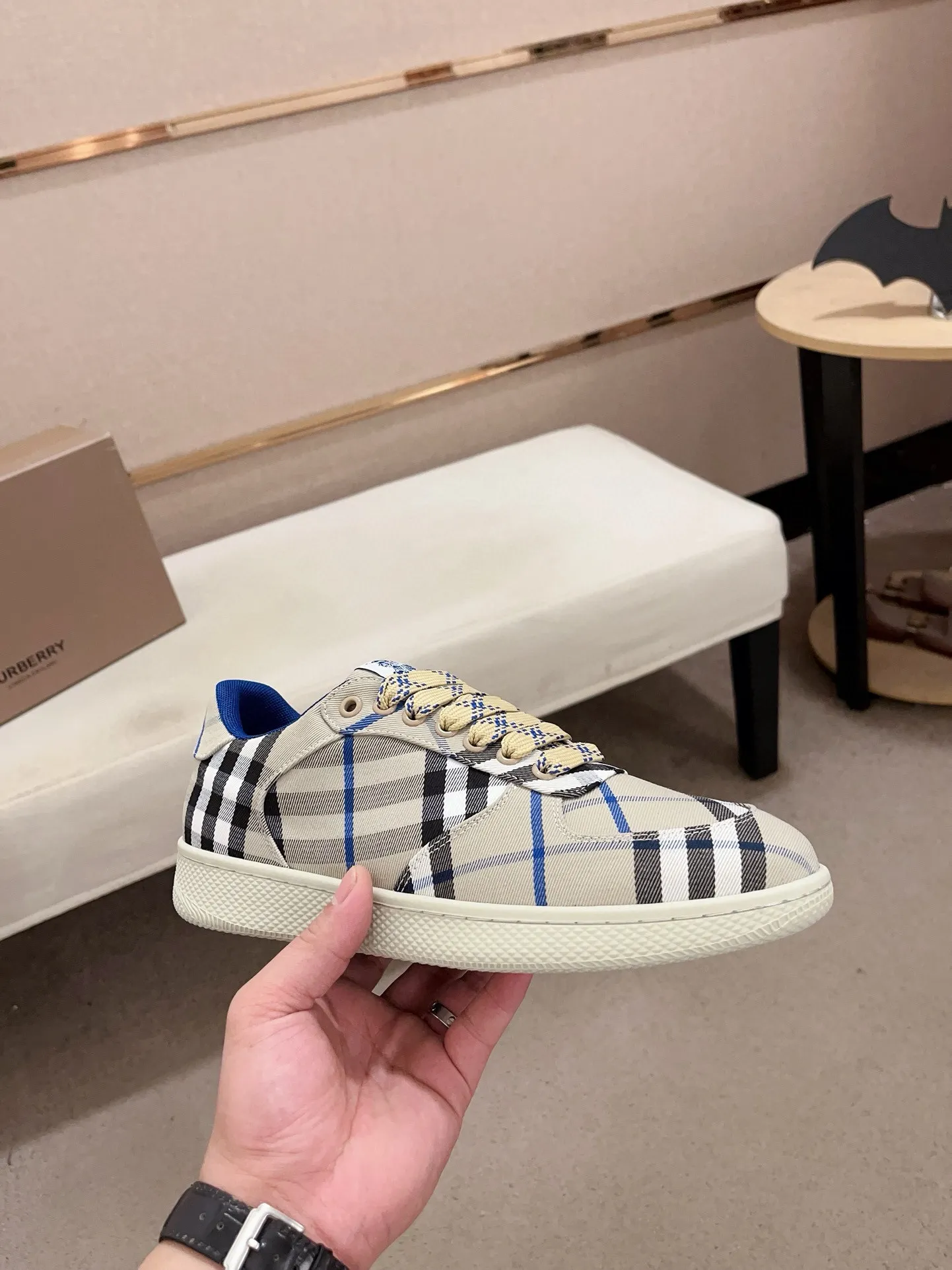 Men's shoes 💰: 560💰🇮🇹🇮🇹The counters are synchronized with Burberry's top purchasing agents🔍🔍Synchronized sales. Positive code number: 38-44. Italian imported cowhide, fully imported sheepskin lining, sole: original sole provided by the original factory, exclusive movable molded sole, super comfortable, original factory follow-up order, 🔍🔍high quality, you can enter and leave the counter at will, welcome to compare (45 yuan for customization, no return or exchange)